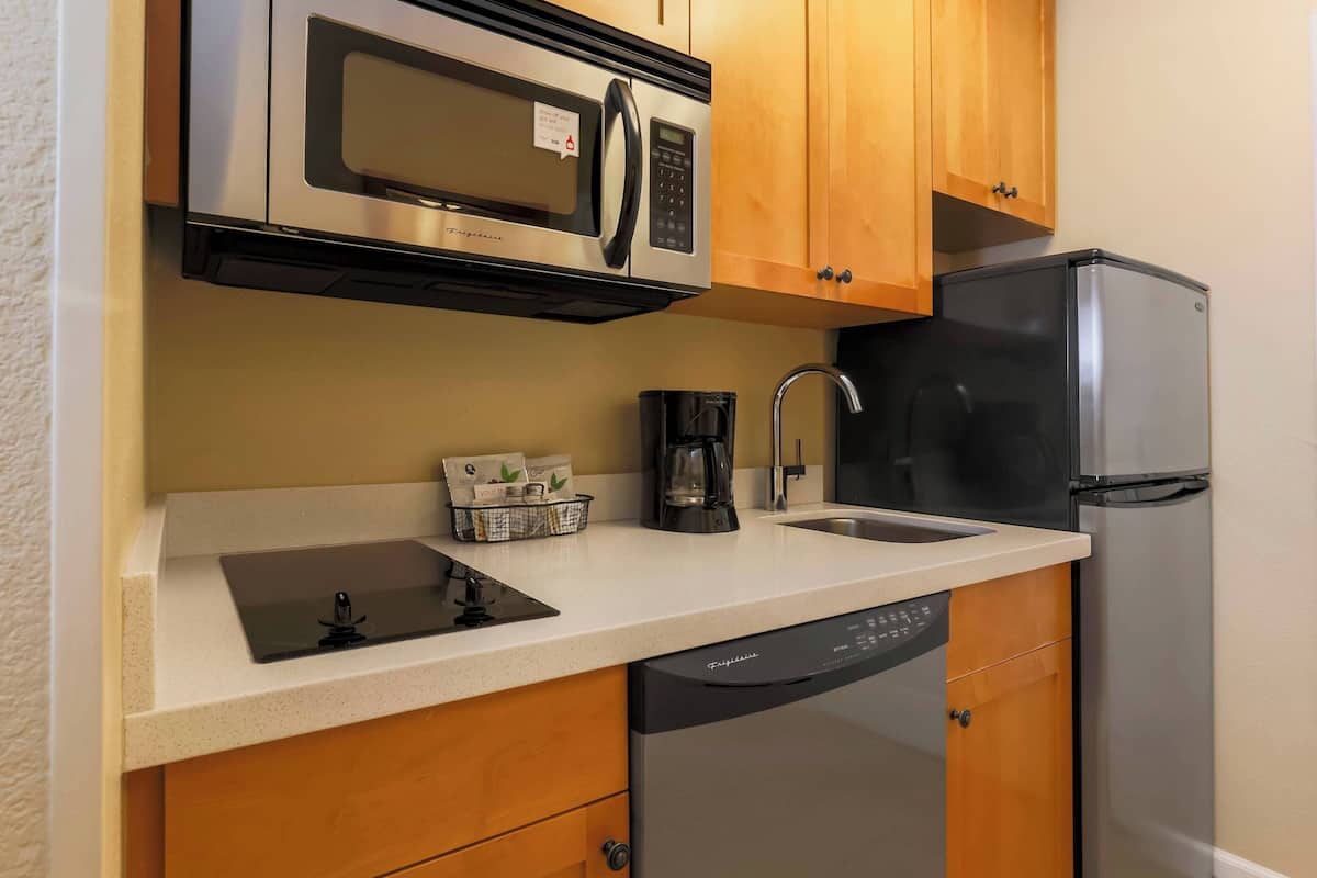 studio, 1 queen bed, non smoking | private kitchen | full-sized fridge, microwave, stovetop, dishwasher