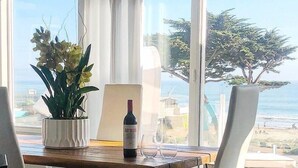 Orient Suite (Non-Pet-Friendly) | เครื่องนอนระดับพรีเมียม, ผ้านวมขนเป็ด, เตียงพร้อมฟูกเสริมที่นอน