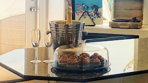 Urban Suite (Non-Pet-Friendly) | เครื่องนอนระดับพรีเมียม, ผ ้านวมขนเป็ด, เตียงพร้อมฟูกเสริมที่นอน