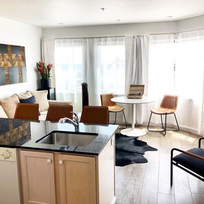 Cayucos Suite (Pet-Friendly) | Living room