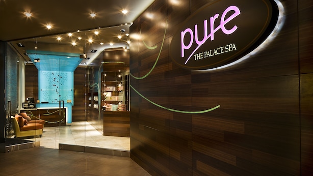 Un intérieur de spa moderne, avec une enseigne bien visible indiquant « pure THE PALACE SPA ».