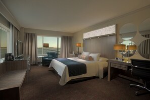 Premium bedding, in-room safe, desk, laptop workspace - Palace Casino Resort (Biloxi)
