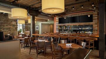 2 restaurants; lunch and dinner served