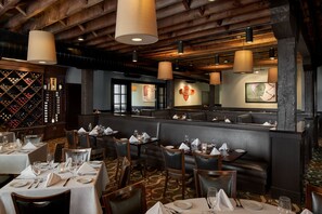 2 restaurantes, se sirven comidas, cenas y cocina italiana