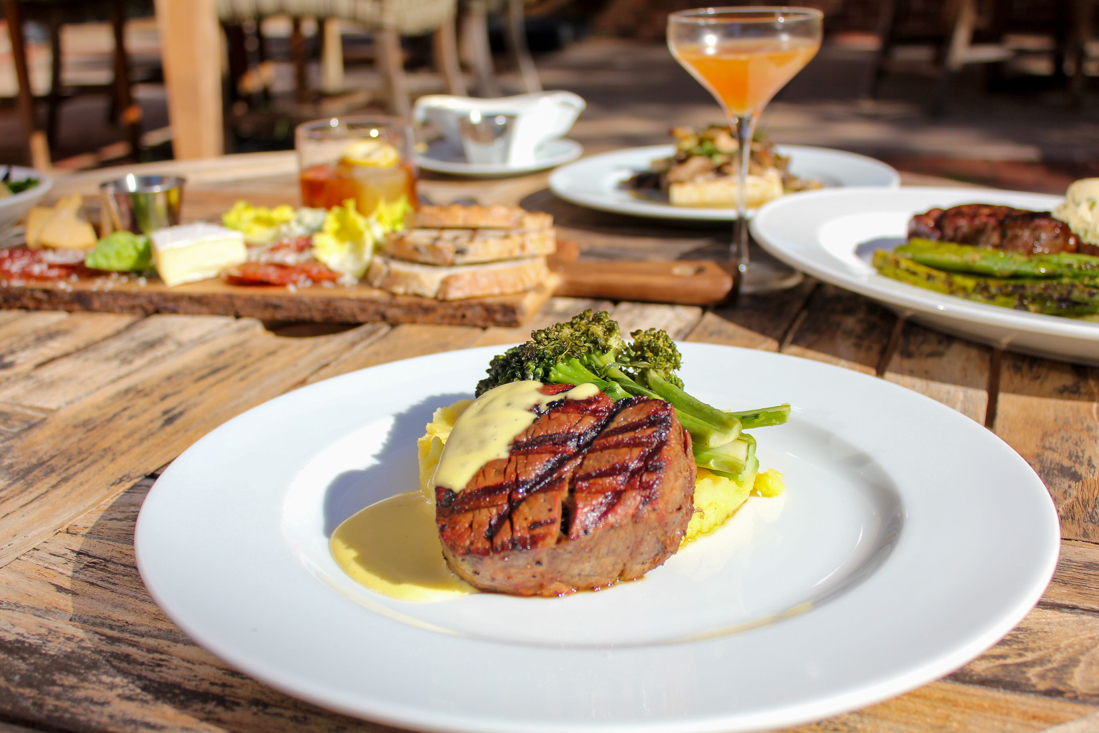 2 restaurants, lunch, dinner served; italian cuisine