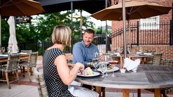 2 restaurants, serveren lunch, diner, Italiaanse gerechten