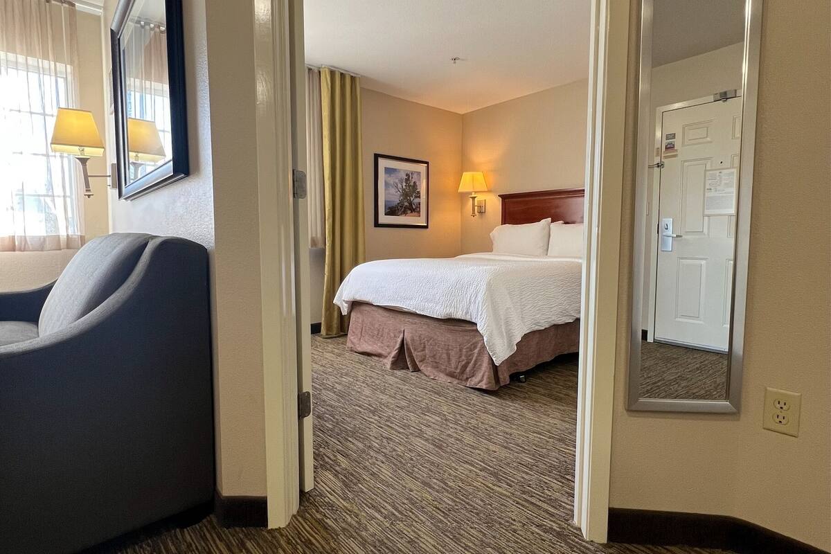 suite, 1 bedroom (1 queen bed) | 1 bedroom, in-room safe, desk, iron/ironing board