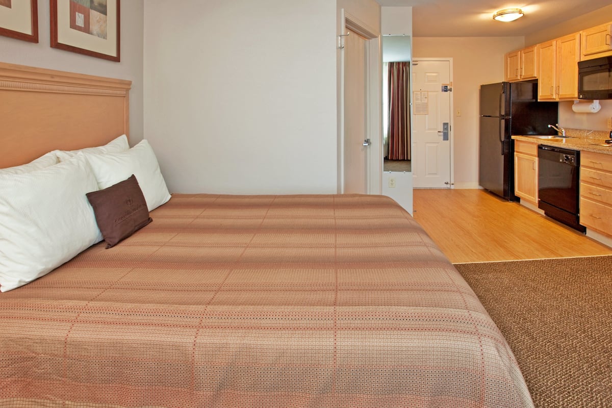 1 bedroom, in-room safe, desk, iron/ironing board