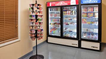 Un expositor con diversos productos alimenticios en un pasillo de tienda.