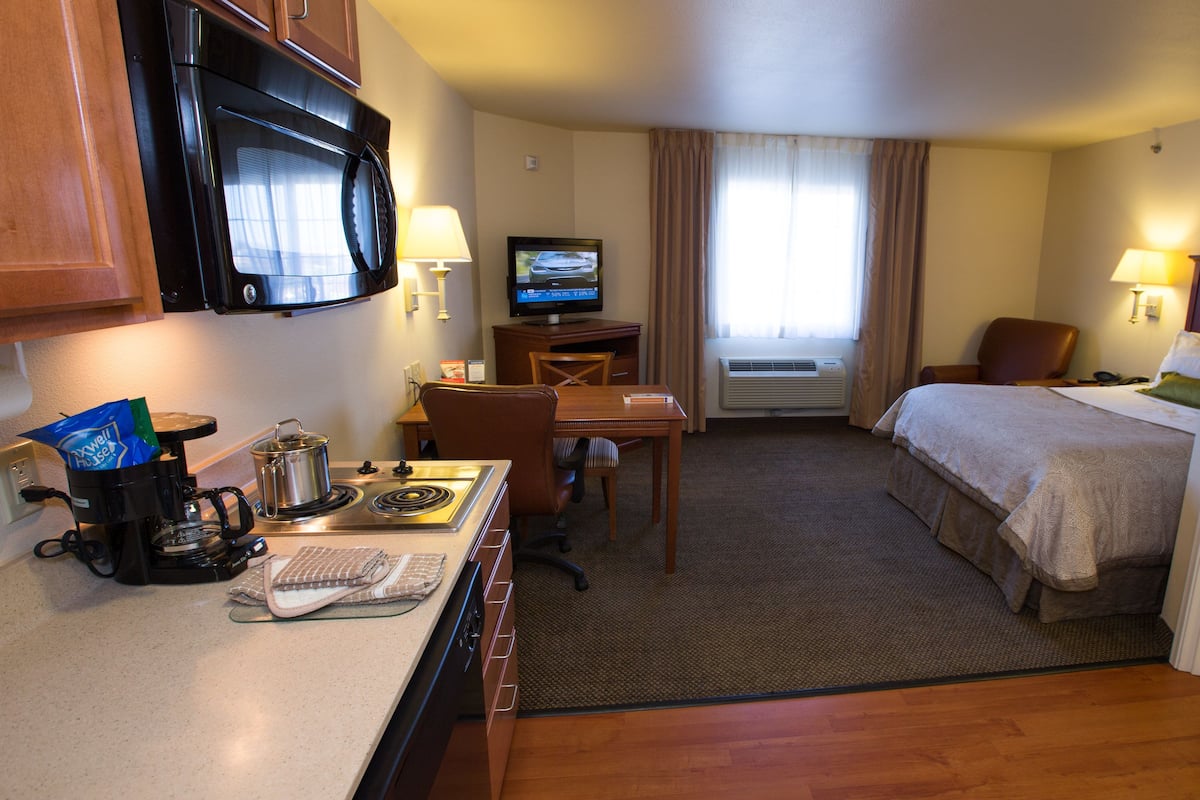 Schreibtisch, laptopgeeigneter Arbeitsplatz, Verdunkelungsvorhänge