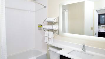 Combined shower/bathtub, free toiletries, hair dryer, towels