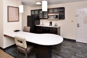 Refrigerador, microondas, placa de cocina, lavavajillas