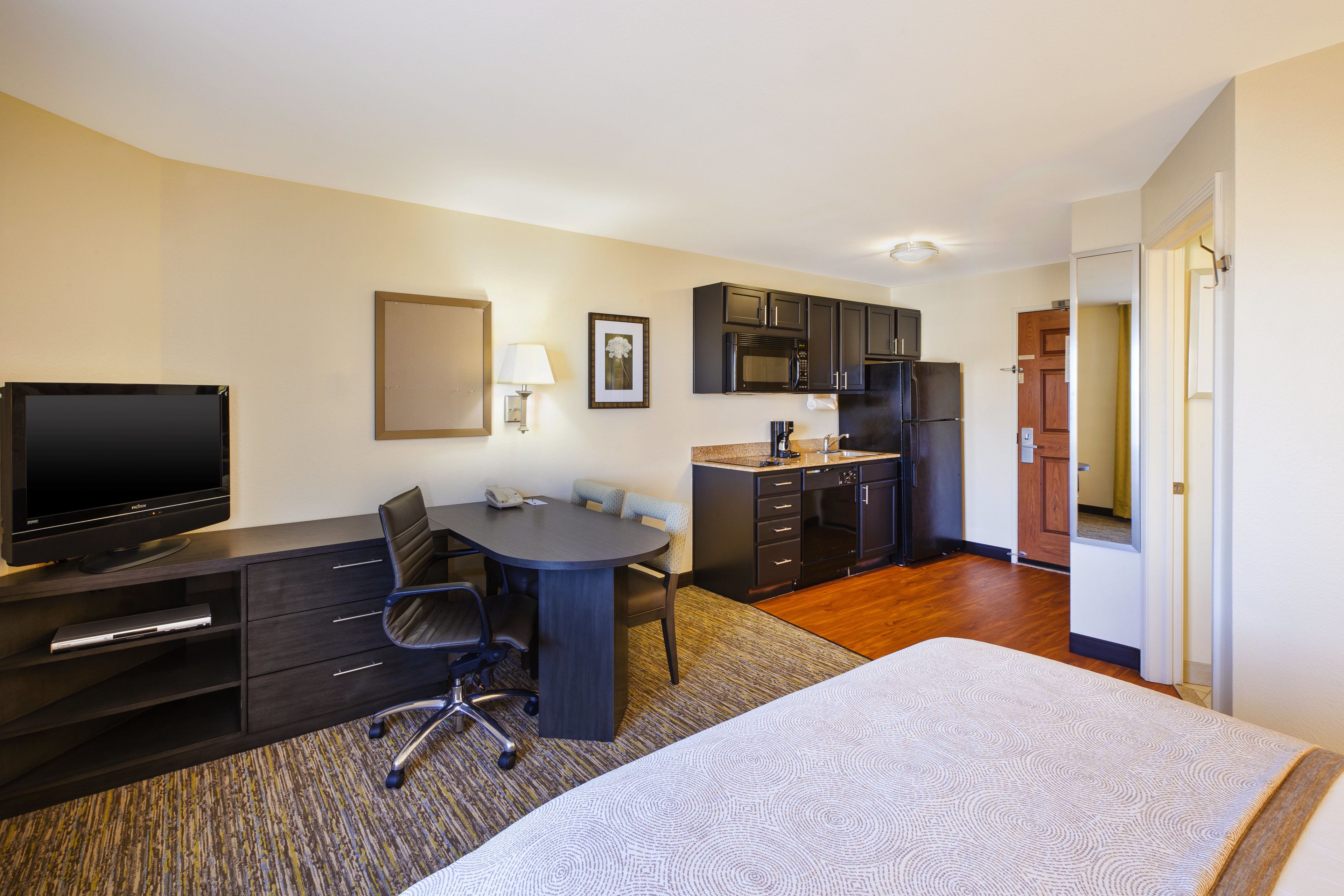 studio suite, 1 queen bed, non smoking | premium bedding, pillow-top beds, in-room safe, individually decorated