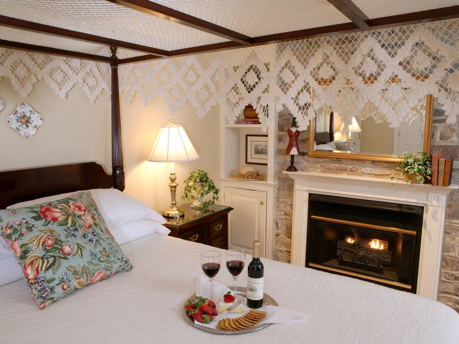 Minibar, desk, free WiFi, alarm clocks