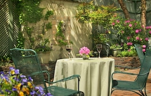 Courtyard - Lambertville House (Lambertville)