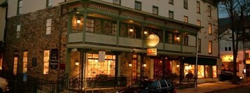 숙박 시설 정면 - 저녁/밤