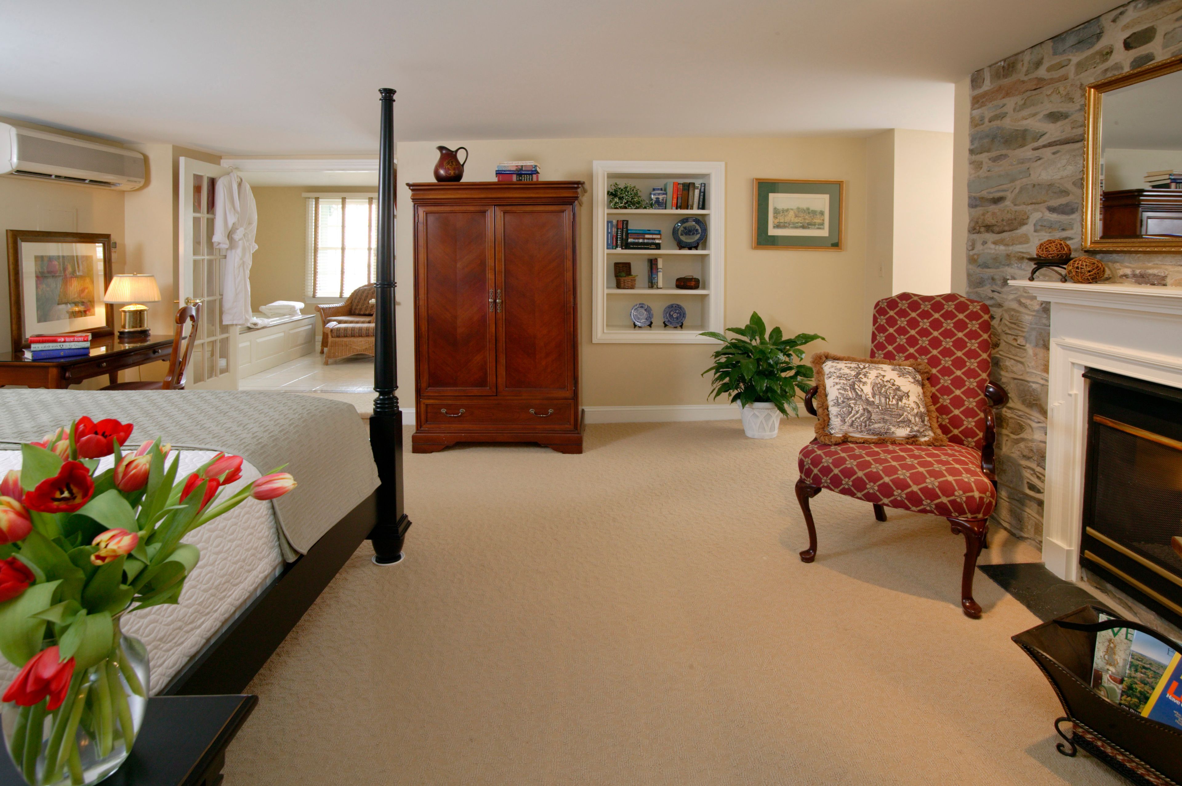 courtyard king suite | minibar, desk, free wifi, alarm clocks