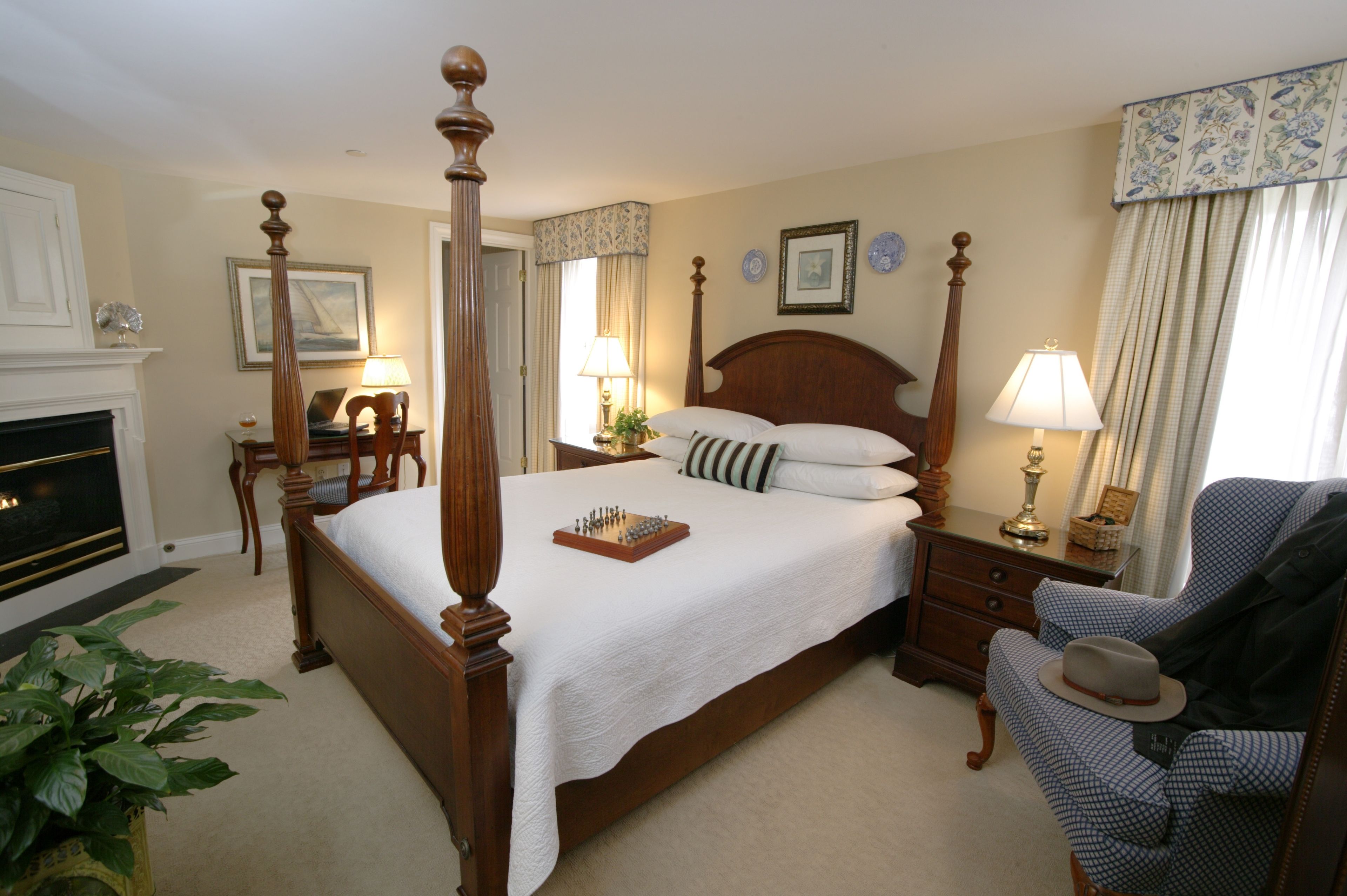 luxury room, 1 queen bed | minibar, desk, free wifi, alarm clocks