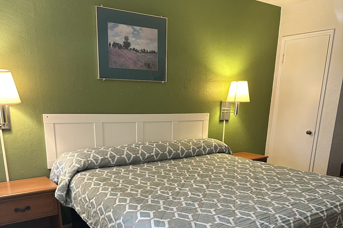 Standard Room, 1 King Bed | Desk, free WiFi, bed sheets