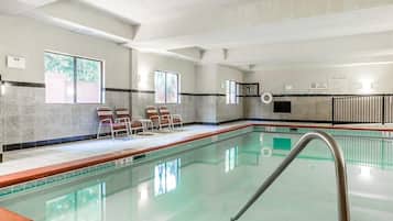 Kolam renang tertutup, kerusi lepak pantai