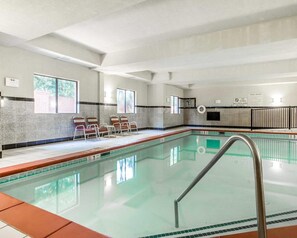 Inomhuspool med öppettider 09.00 till 21.00, och solstolar