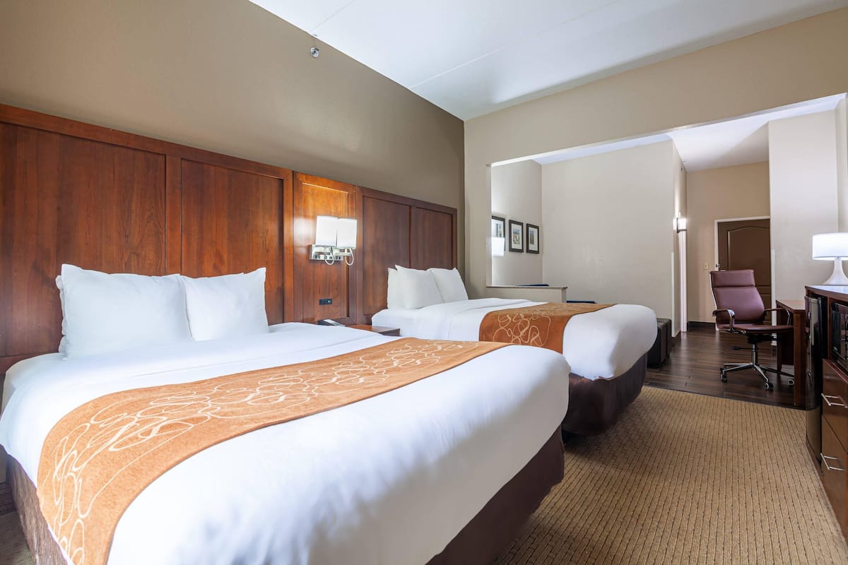 Seprai premium, dilengkapi dengan perabotan berbeda-beda, dan meja kerja