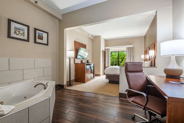 Ropa de cama de alta calidad, muebles diferentes y escritorio