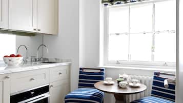 One Bedroom Suffolk Suite | Private kitchenette