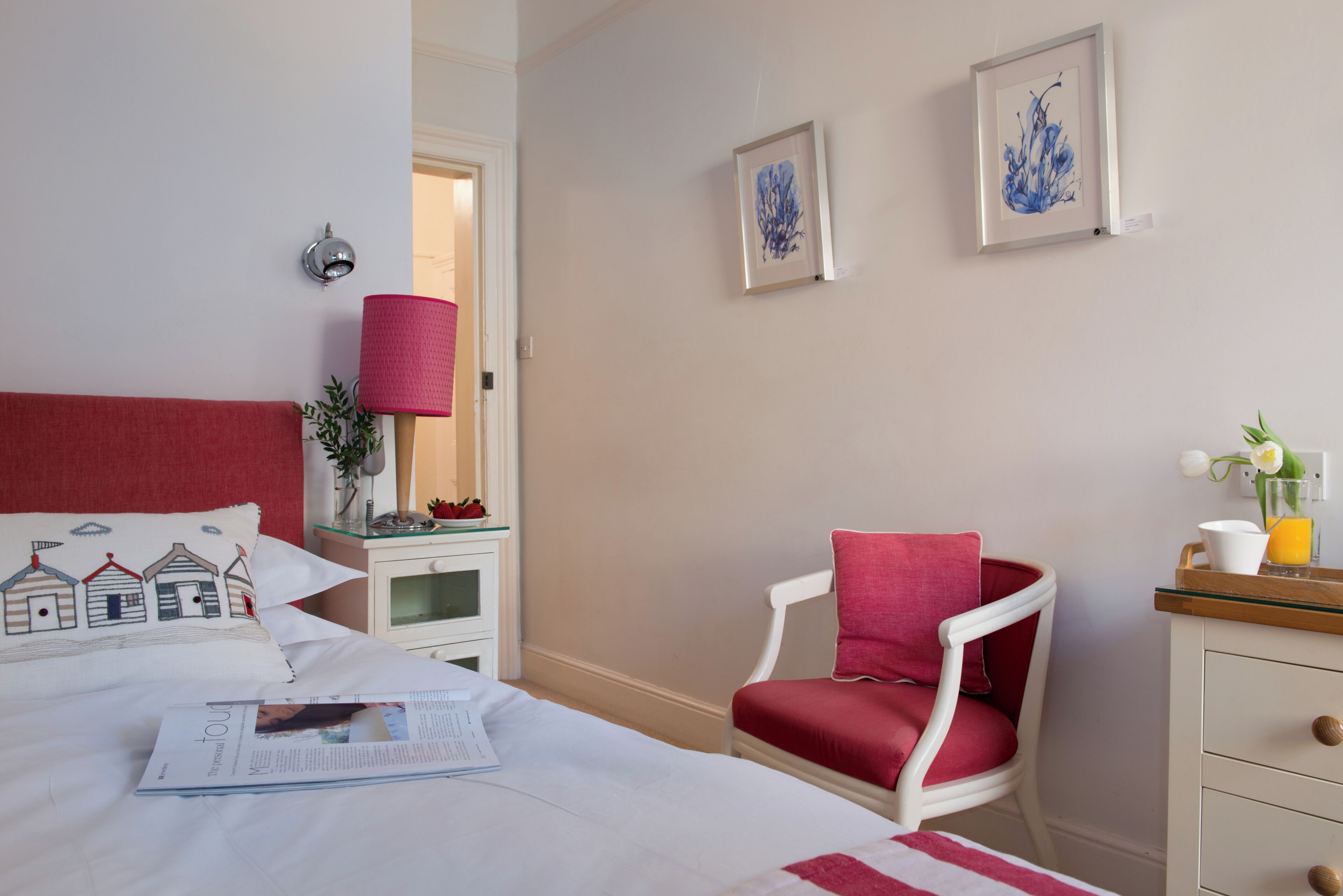 Enkeltrom – classic | 1 soverom, sengetøy av topp kvalitet, individuelt dekorert og skrivebord