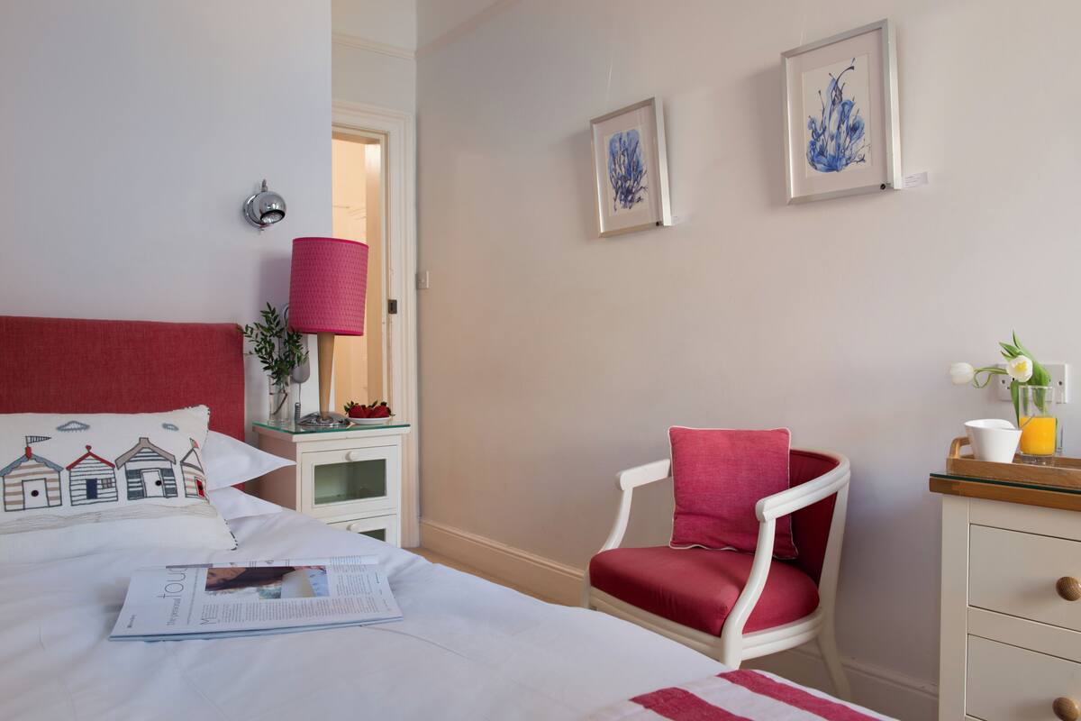 Enkeltrom – classic | 1 soverom, sengetøy av topp kvalitet, individuelt dekorert og skrivebord