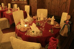 2 restaurants, lunch served