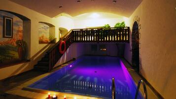 室内游泳池,日光浴躺椅