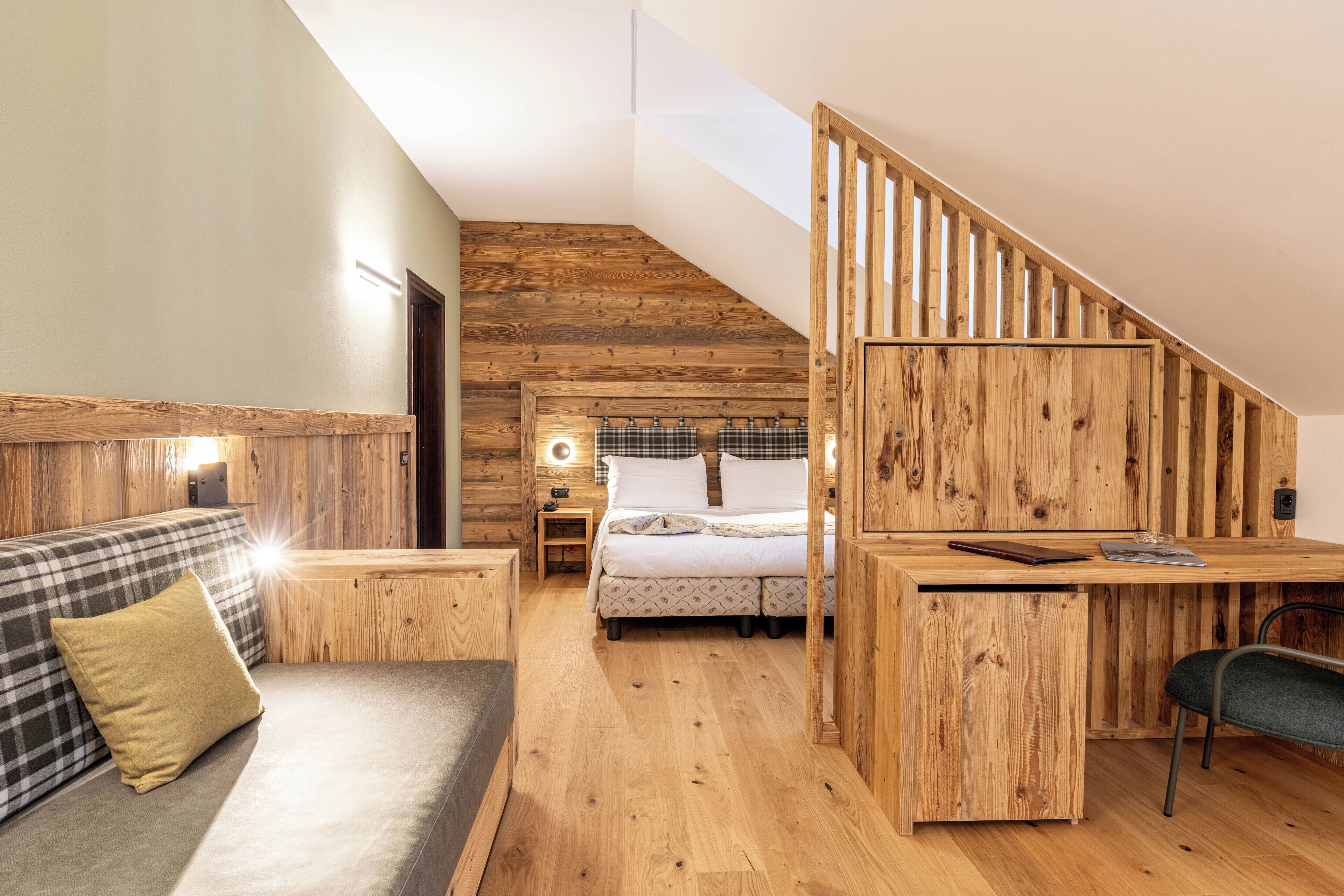 Superior vierpersoonskamer, uitzicht op bergen | Een minibar, een kluis op de kamer, een bureau, babybedden