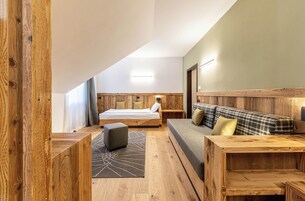 Minibar, caja fuerte, escritorio y cunas (de pago)