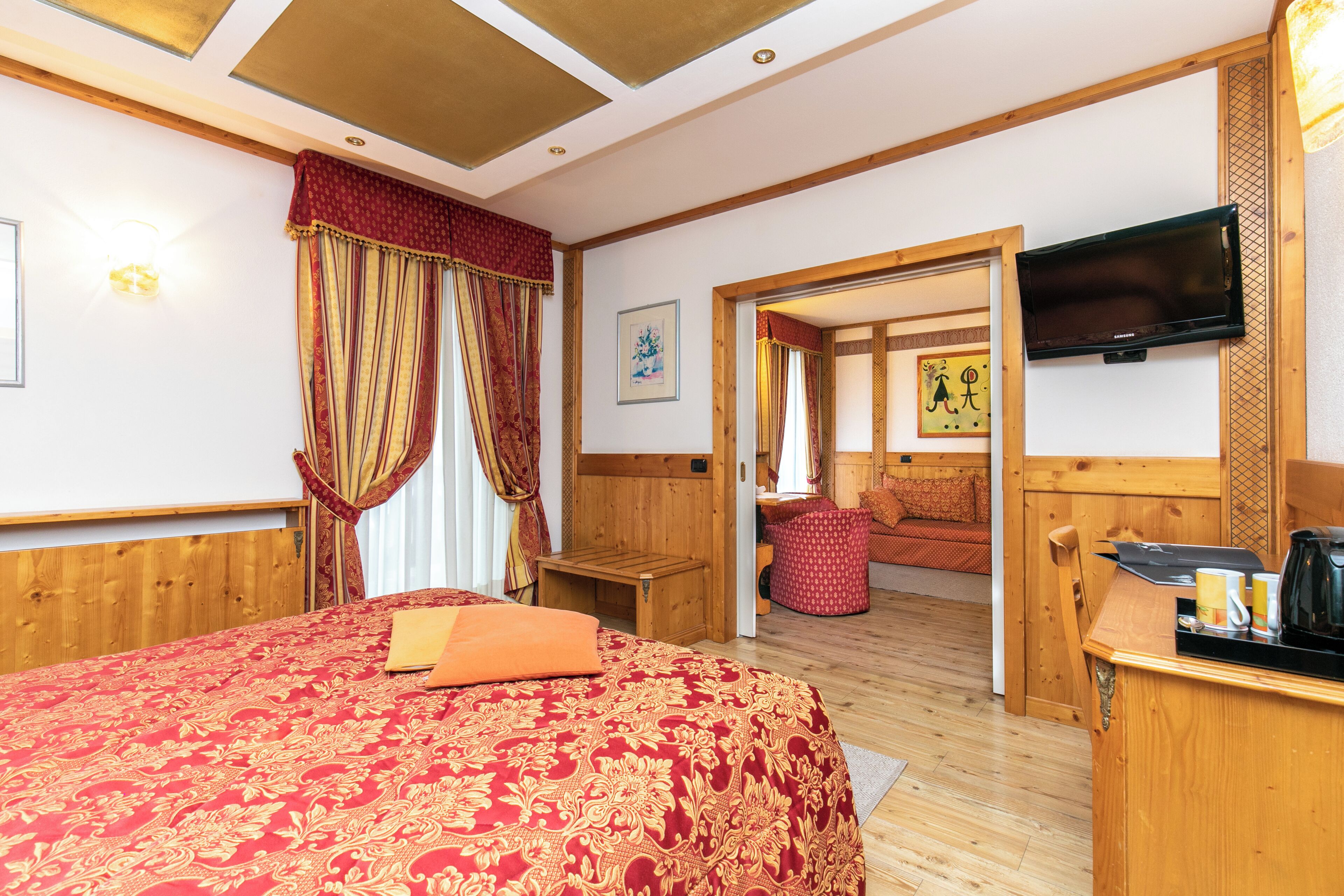 Luksus-dobbeltrom, fjellutsikt | Minibar, safe på rommet, skrivebord og barnesenger