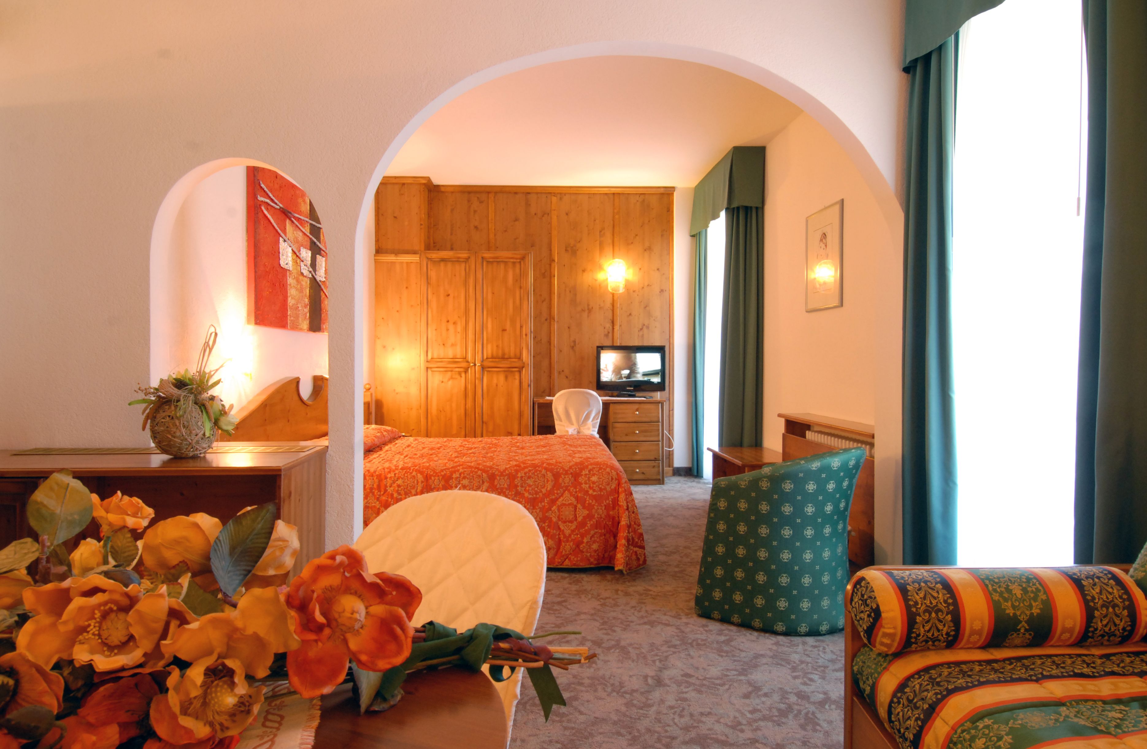 luxury double room, mountain view | living room | tv