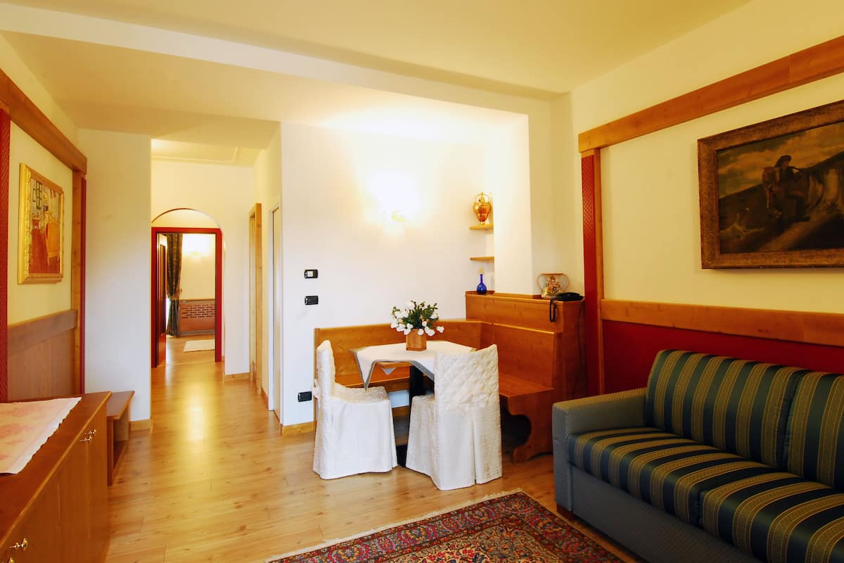 Suite Deluxe | Minibar, caja de seguridad en la habitación, escritorio y cunas