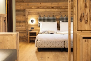 Superior Quadruple Room, Mountain View | Minibar, in-room safe, desk, cots/infant beds - Grand Hotel des Alpes (Primiero San Martino di Castrozza)