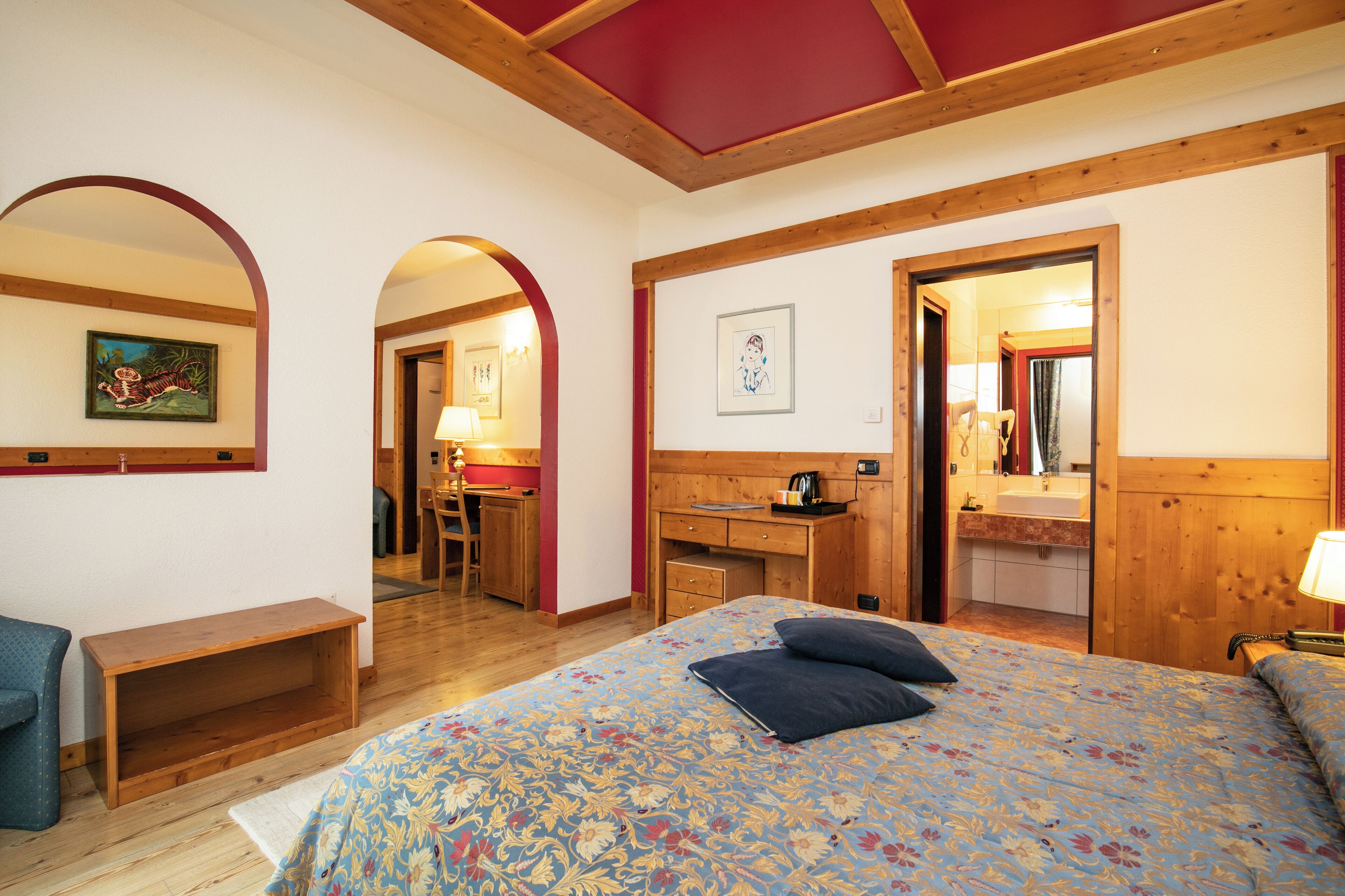 패밀리 스위트, 침실 2개 | 미니바, 객실 내 금고, 책상, 유아용 침대