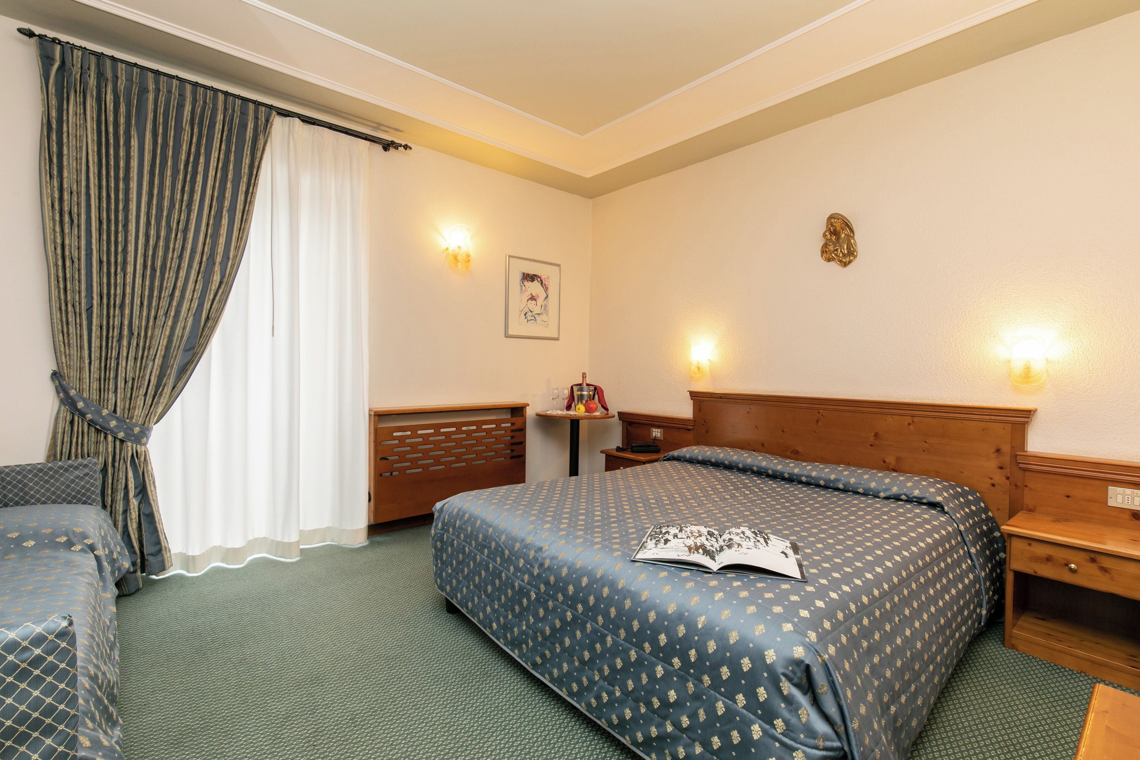 Dobbeltrom – comfort, fjellutsikt | Minibar, safe på rommet, skrivebord og barnesenger