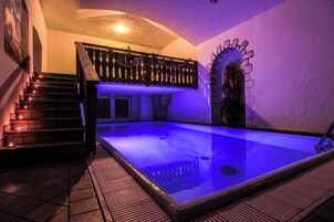 Una piscina cubierta, tumbonas