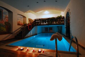 Indoor pool, sun loungers