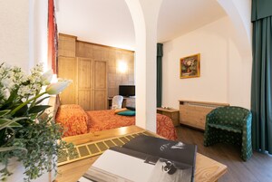 Minibar, caja de seguridad en la habitación, escritorio y cunas 