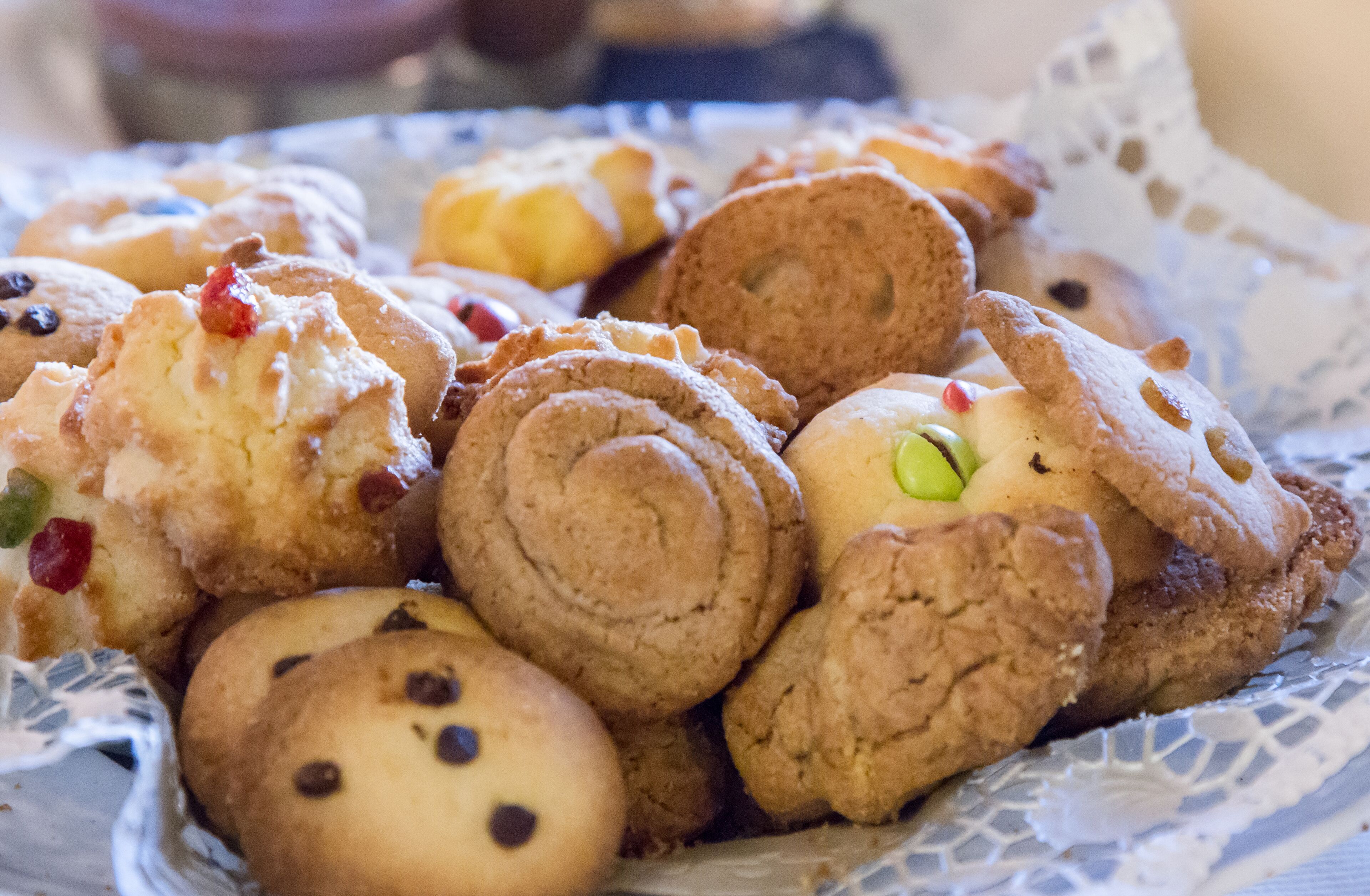 2 restaurants, lunch served