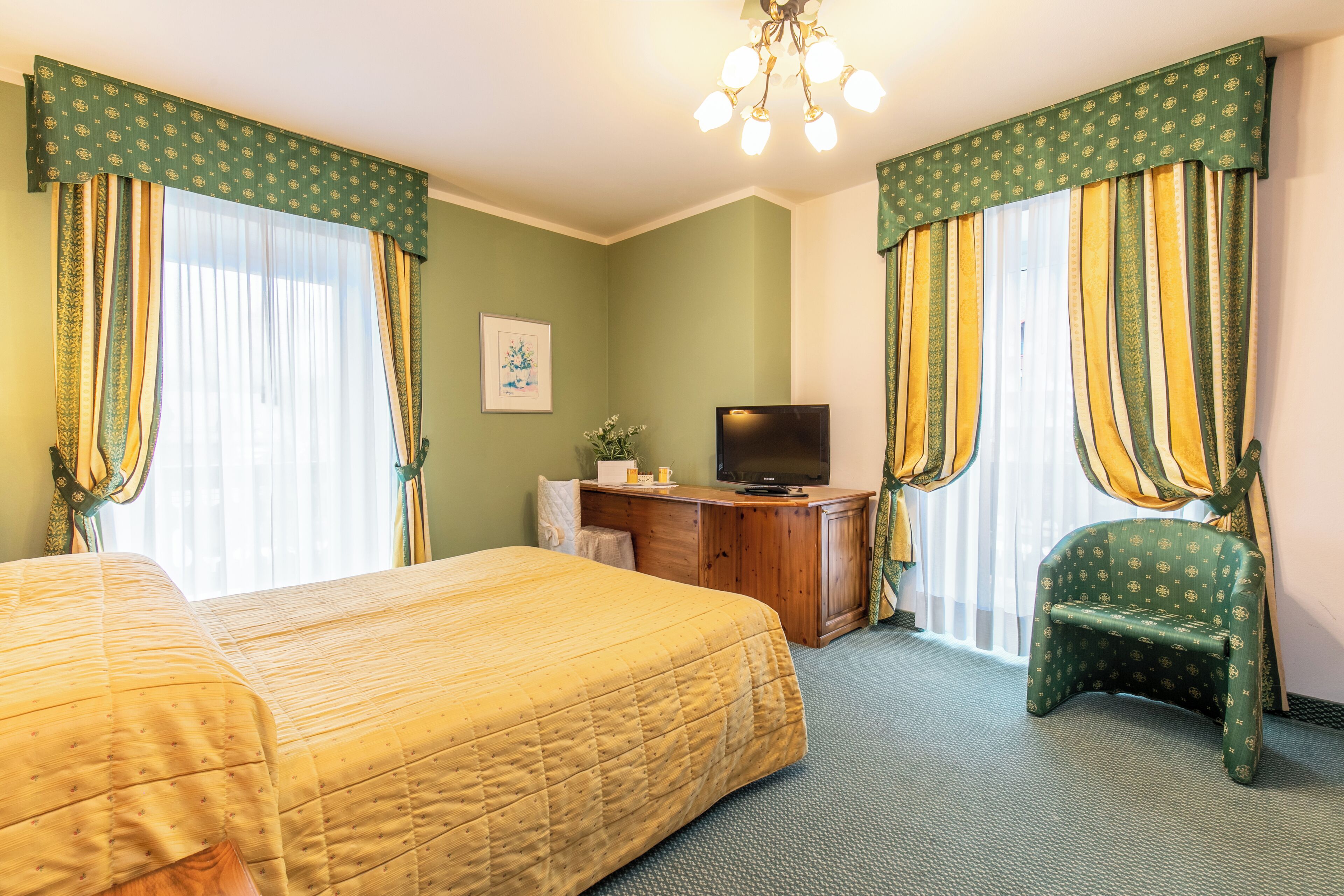 Minibar, safe på rommet, skrivebord og barnesenger