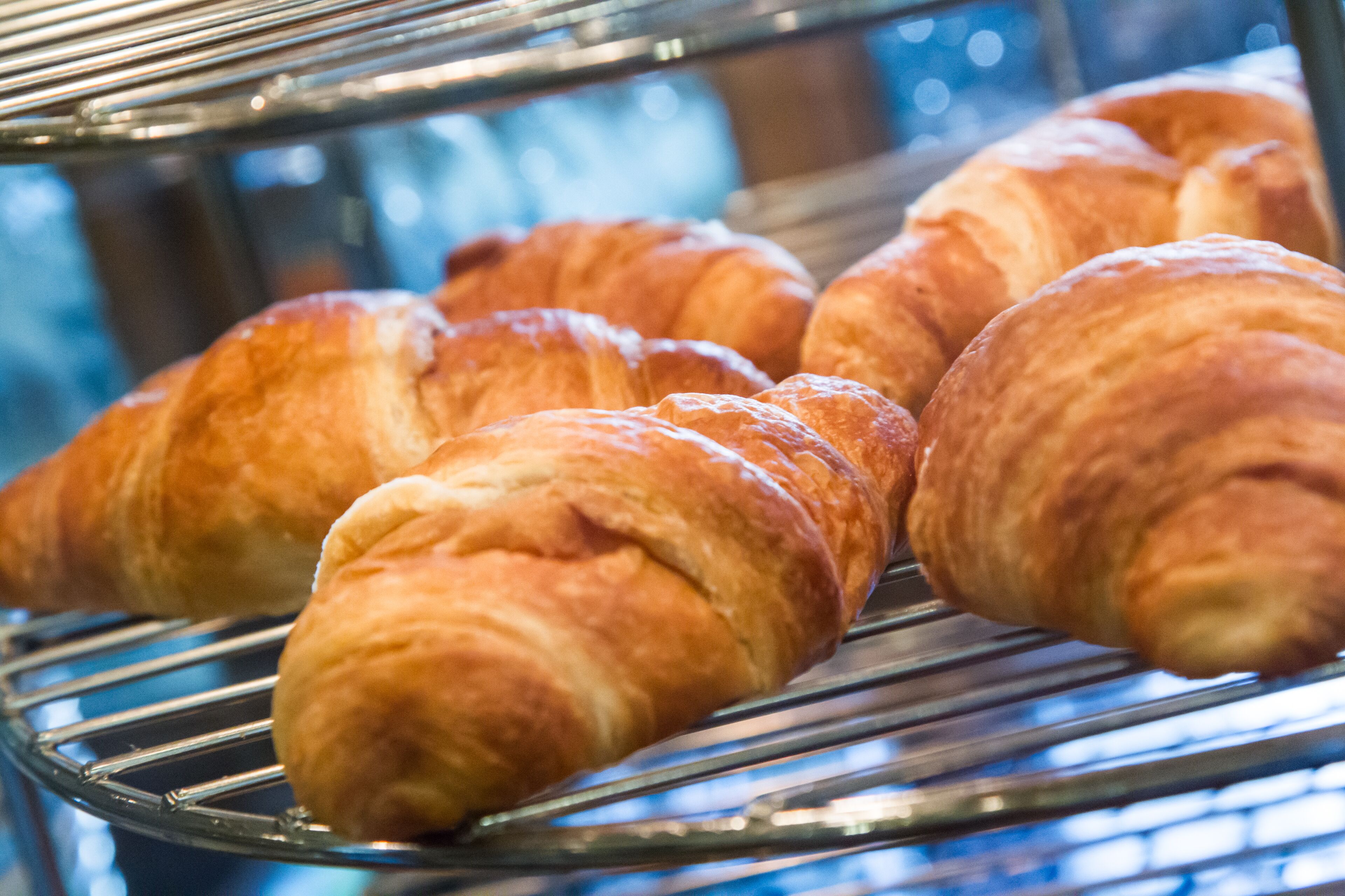 2 restaurants, lunch served