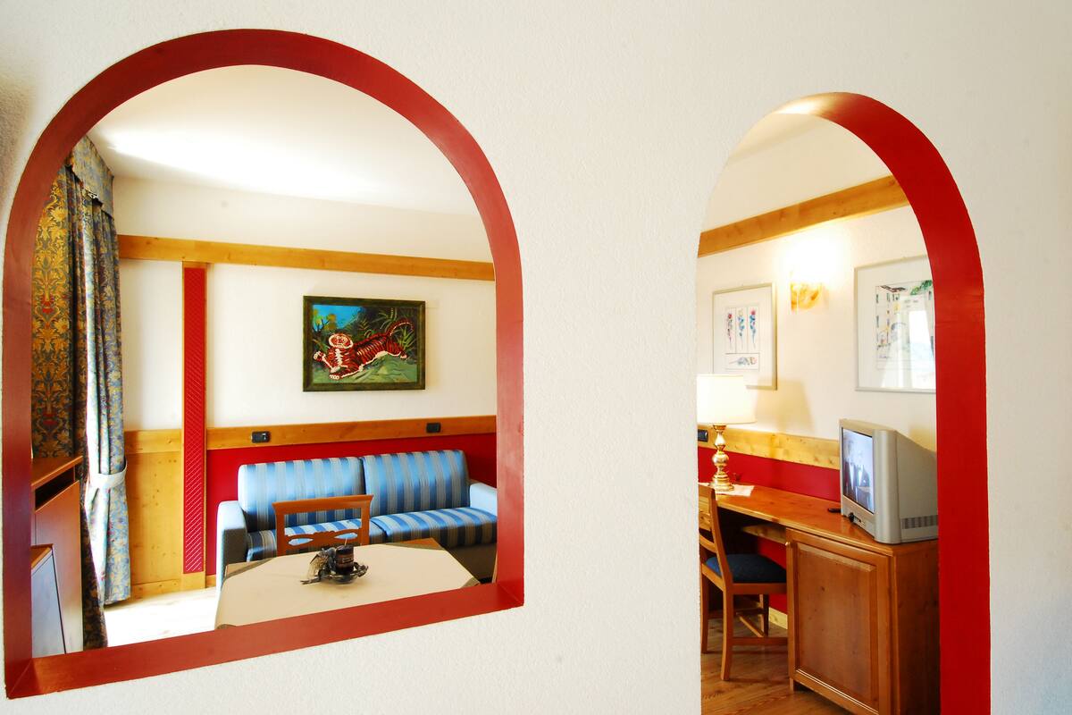 family suite, 2 bedrooms | minibar, in-room safe, desk, cots/infant beds