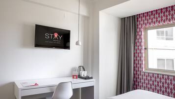 Skrivebord, blendingsgardiner, lydisolert og strykejern/-brett