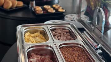 Desayuno buffet diario (EUR 13.28 por persona)