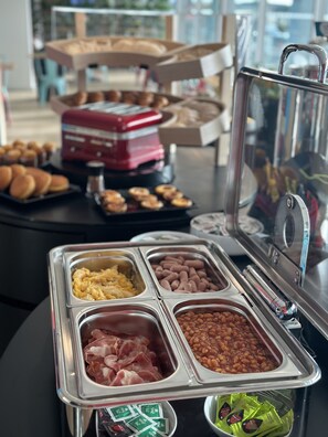 Desayuno buffet todos los días (con cargo)